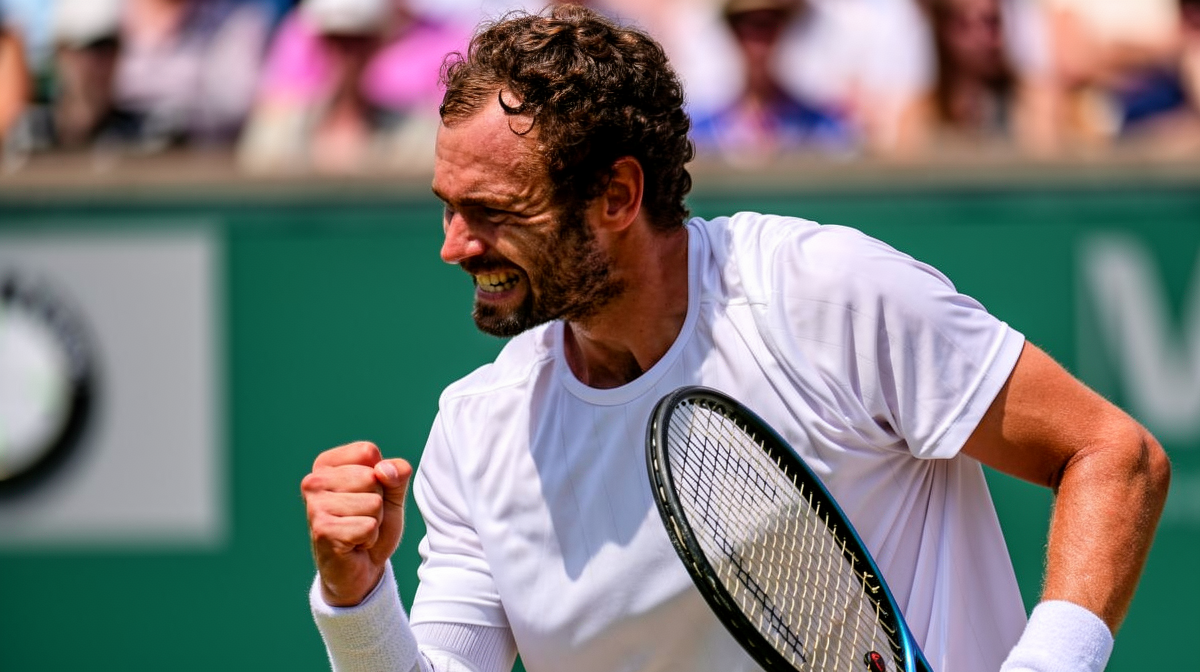 皇冠体育 - 温网2026：资格赛黑马 Safiullin 与 Mochizuki 逆袭 八强战将挑战 Djokovic 与 Sinner - 皇冠体育